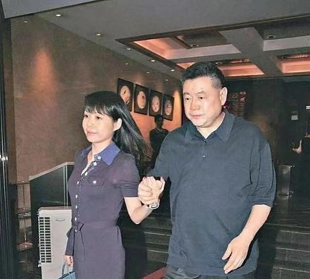 越来越美,甘比戴紫翡翠珠宝艳压朱茵,实力演绎财气养人!(组图) - 7