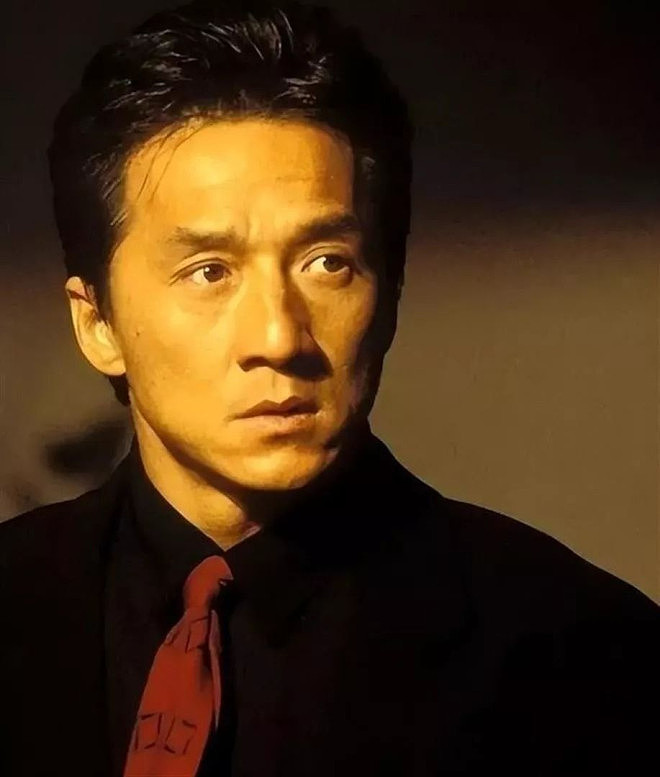 成龙半夜翻看监控，看到72岁林凤娇驼着背叠衣（组图） - 5