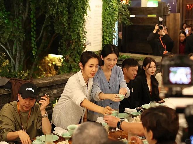 满是心酸!过气男顶流陪老板去酒局,倒酒、递纸巾、赔笑,像个服务员(组图) - 20