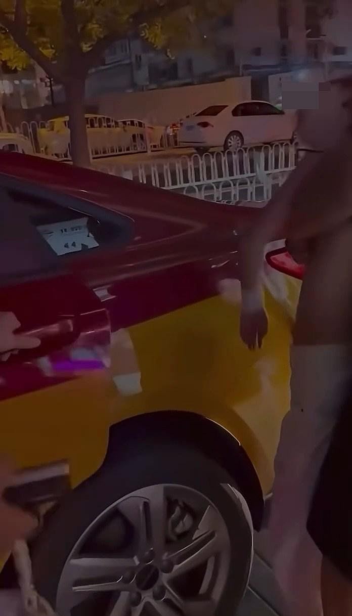 美女疑被当众捡尸片疯传！四肢软瘫遭壮男“抱胸”上计程车，网友：疑似下药（视频/组图） - 5