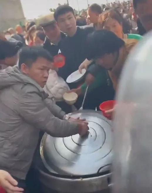 他办杀猪宴失控，数万人涌入蹭饭哄抢如“丧尸围城”（组图） - 2