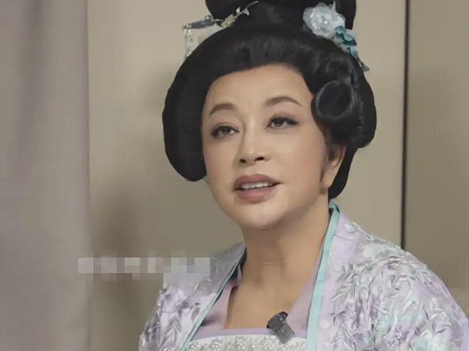 75岁刘晓庆再拍武则天,还演少女!1天睡4小时,手机壳印着她本人(组图) - 3