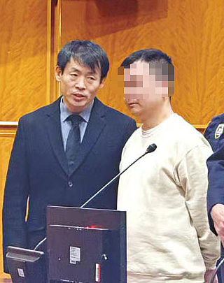 残忍！华女卖淫被捅10刀割喉！杀人华男出庭，称在牢里被打断腿（组图） - 1