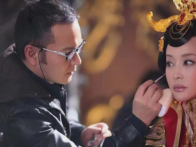 75岁刘晓庆再拍武则天,还演少女!1天睡4小时,手机壳印着她本人(组图) - 1