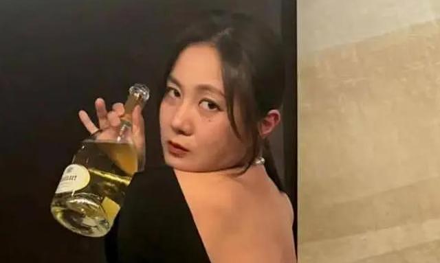 经纪人曝光37岁女星！与男子车上发生关系，脚踢司机椅背险酿车祸（组图） - 3