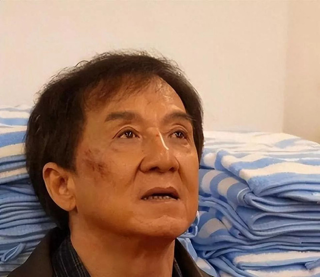 成龙半夜翻看监控，看到72岁林凤娇驼着背叠衣（组图） - 1