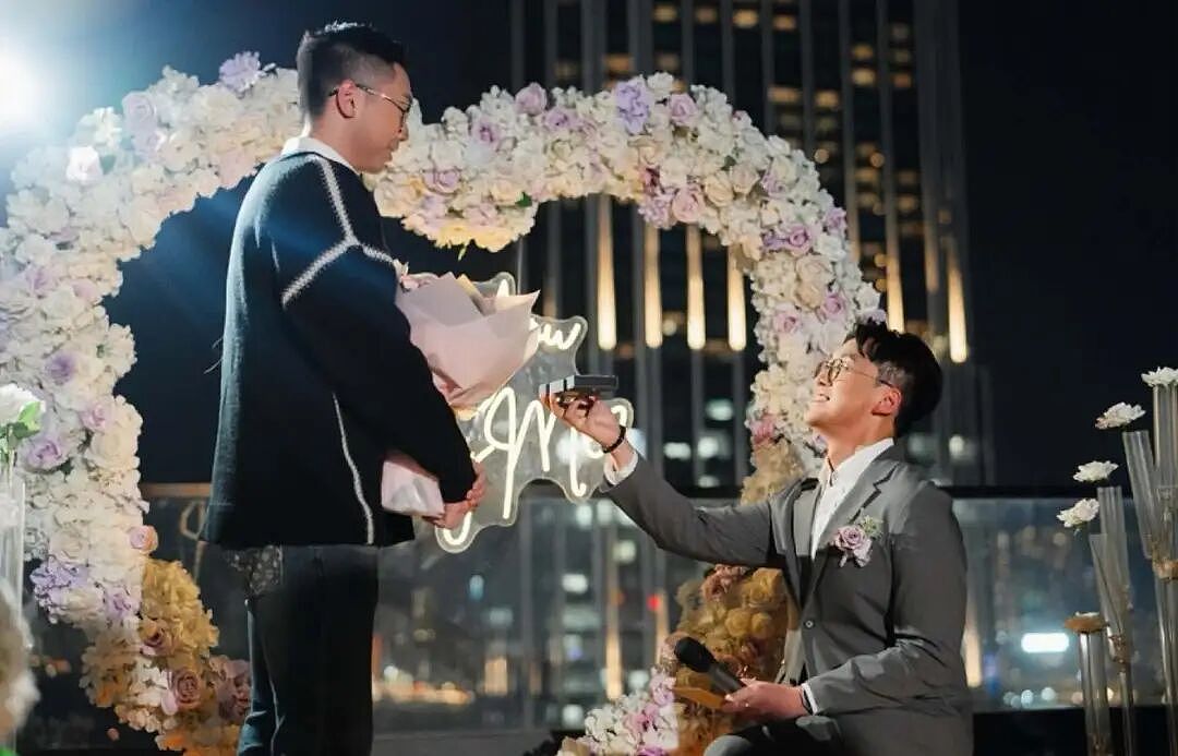 香港主持人宣布和同性爱人订婚，激动到落下男儿泪（组图） - 2