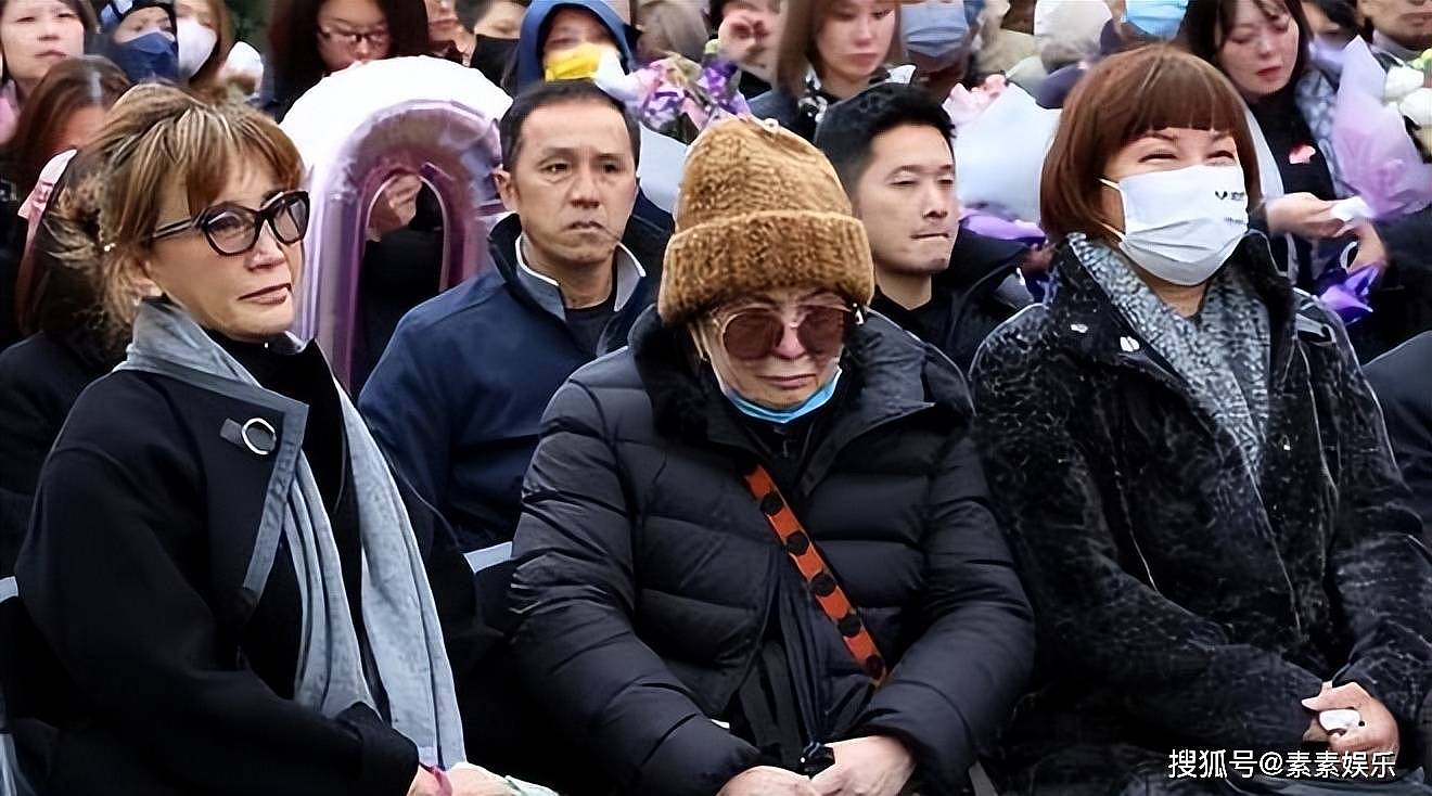 李玟51岁冥诞,墓地成为一片浪漫花海,萧亚轩的粉丝送鲜花(组图) - 11