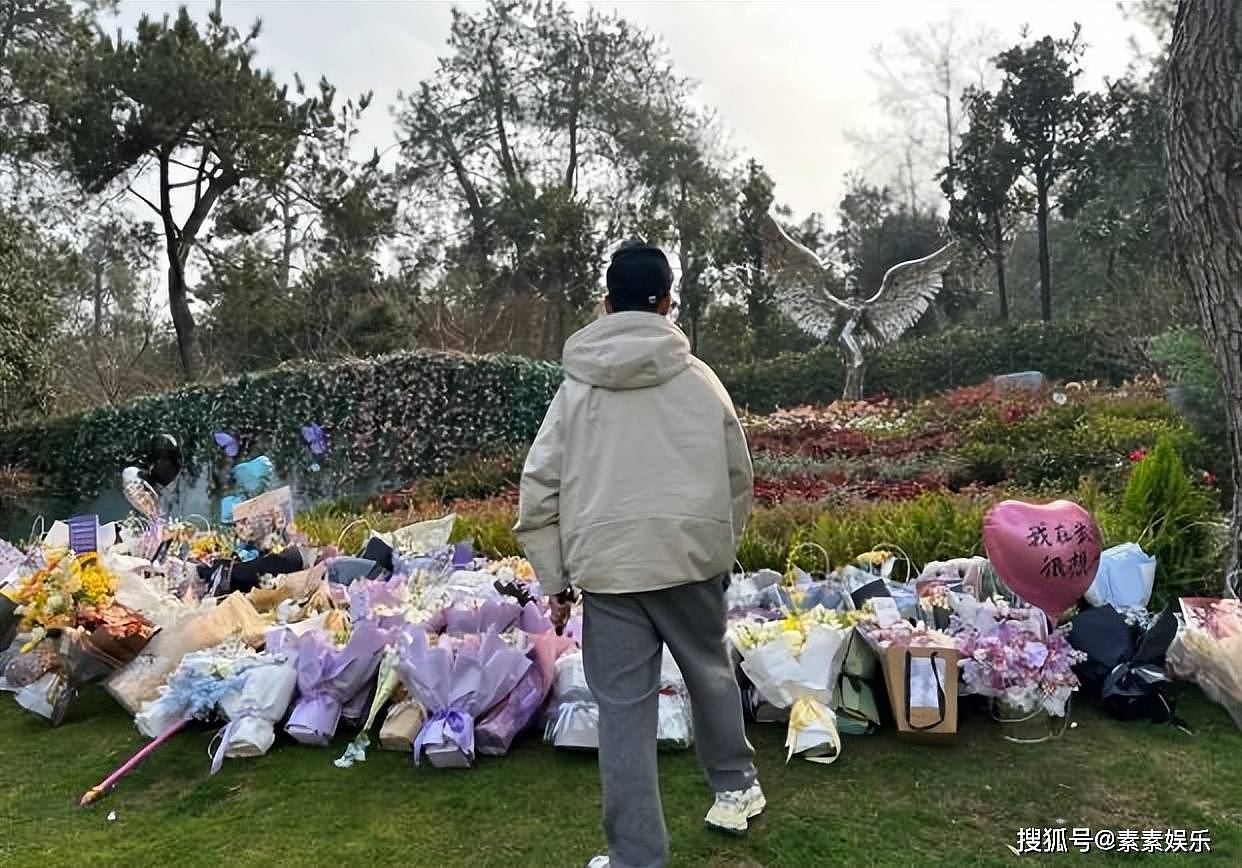 李玟51岁冥诞,墓地成为一片浪漫花海,萧亚轩的粉丝送鲜花(组图) - 7