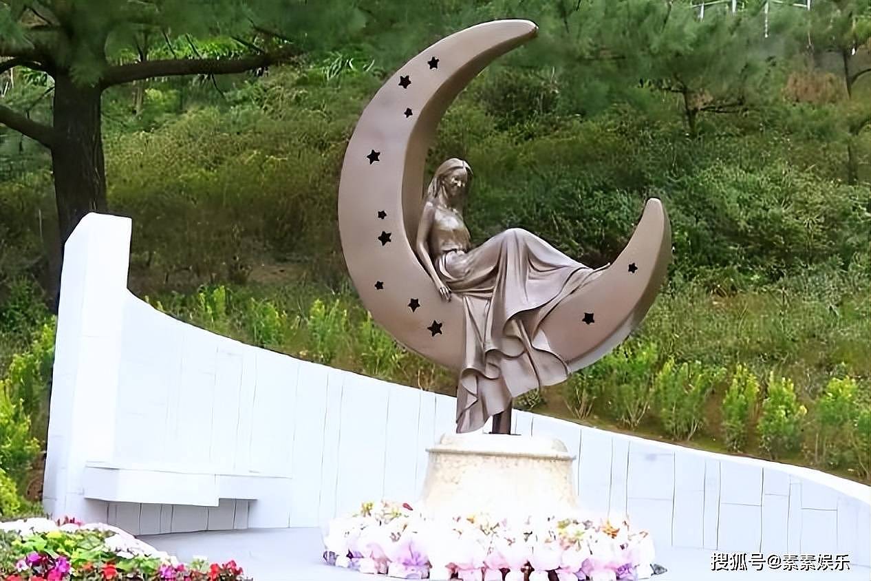 李玟51岁冥诞,墓地成为一片浪漫花海,萧亚轩的粉丝送鲜花(组图) - 12