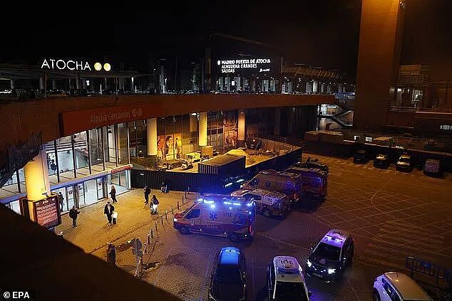 西班牙高铁相撞致39人遇难:铁轨笔直、设备全新、排除人为,原因诡异成谜(组图) - 10