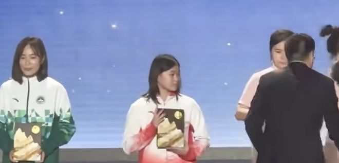 全红婵久违亮相！荣获杰出运动员C位领奖，1人抱着5瓶矿泉水上台（组图） - 1