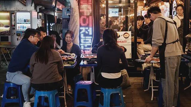 “40岁年轻人”:韩国Z世代以新方式嘲讽千禧世代的穿搭品味(组图) - 3