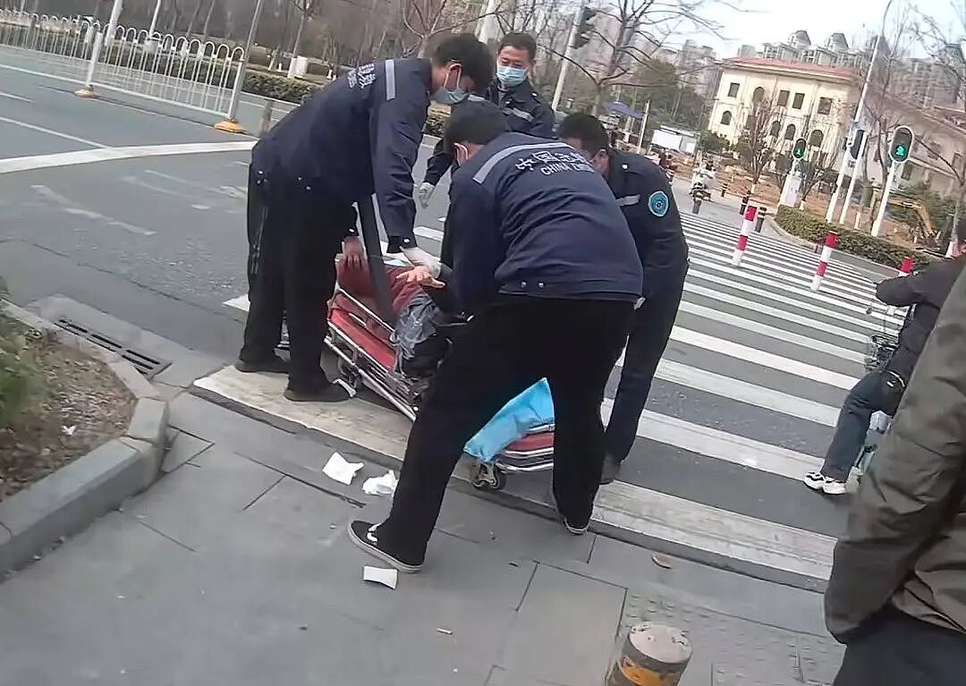 患癌妈妈街头“碰瓷”失败被送医，儿子崩溃怒斥：为什么要去害别人？陌生网友1元、10元、50元凑出2万多治疗费（视频/组图） - 3