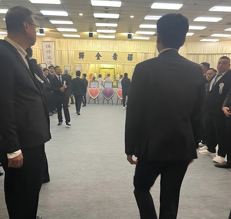向华炎告别仪式：向太陈岚神情哀伤，4000兄弟出动，上百警察到场（组图） - 13