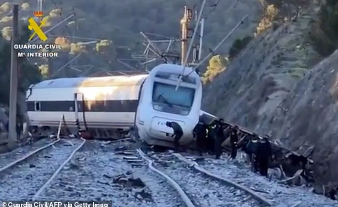 极为诡异！西班牙高铁脱轨相撞， 死伤已超200人！ 竟是因…（组图） - 4