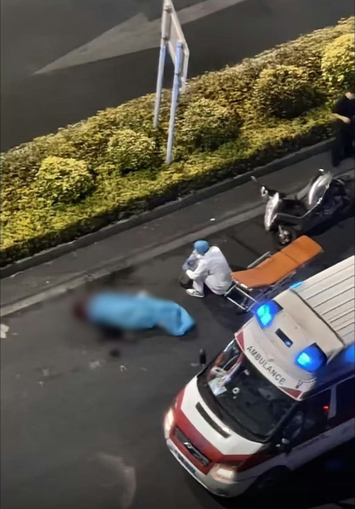 中山精神错乱男子驾货车逆线乱撞,铁骑士惨遭撞倒再被辗压(视频/组图) - 11
