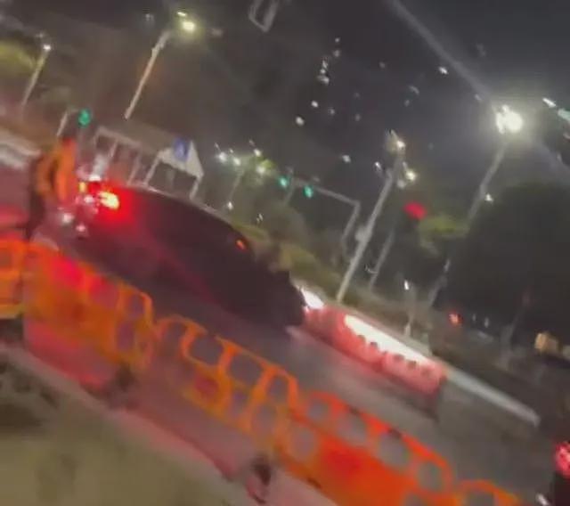 特斯拉遇检查倒车逃逸,交警击打车窗拦截未果(组图) - 3