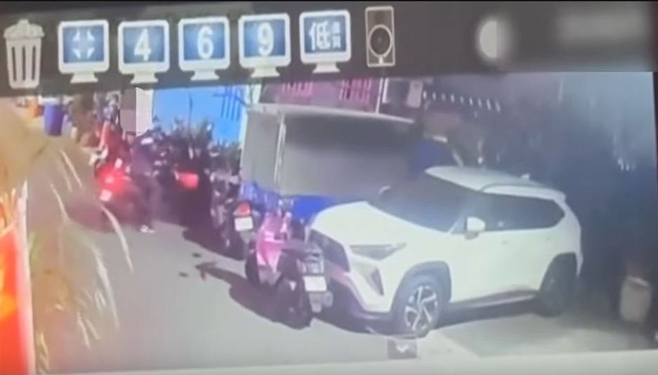 监控全程录像!台湾新北弑双亲逆子被捕,37刀全劈至见骨血液流干(视频/组图) - 2