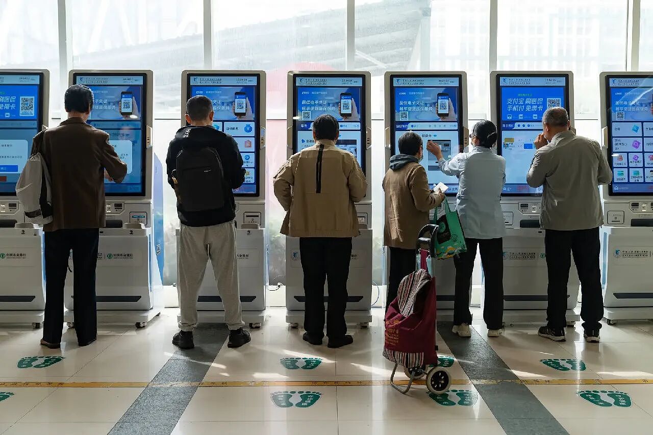 硅谷用AI写诗,中国用AI救命:纽约时报整版报道揭开中美AI背后的残酷真相(组图) - 1
