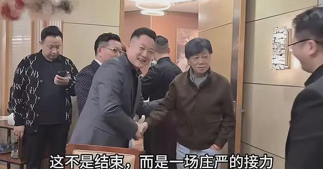 梁小龙疑空翻摔到头!2孩子留学一年花百万,拼命工作仍买不起房(组图) - 6