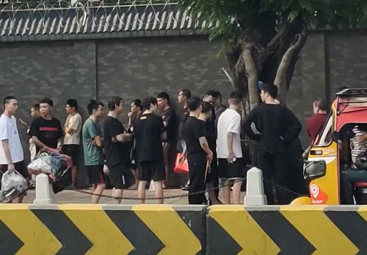 中国驻柬埔寨使馆外大排长龙,传大批中国公民逃离电诈园区后求助(视频/组图) - 4