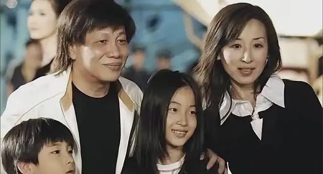 梁小龙疑空翻摔到头!2孩子留学一年花百万,拼命工作仍买不起房(组图) - 15
