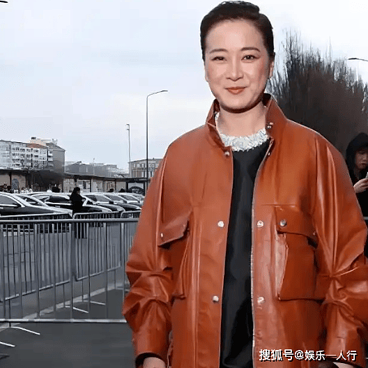 贾玲现米兰时装周瘦到变相,连标志性的酒窝都没了(组图) - 1