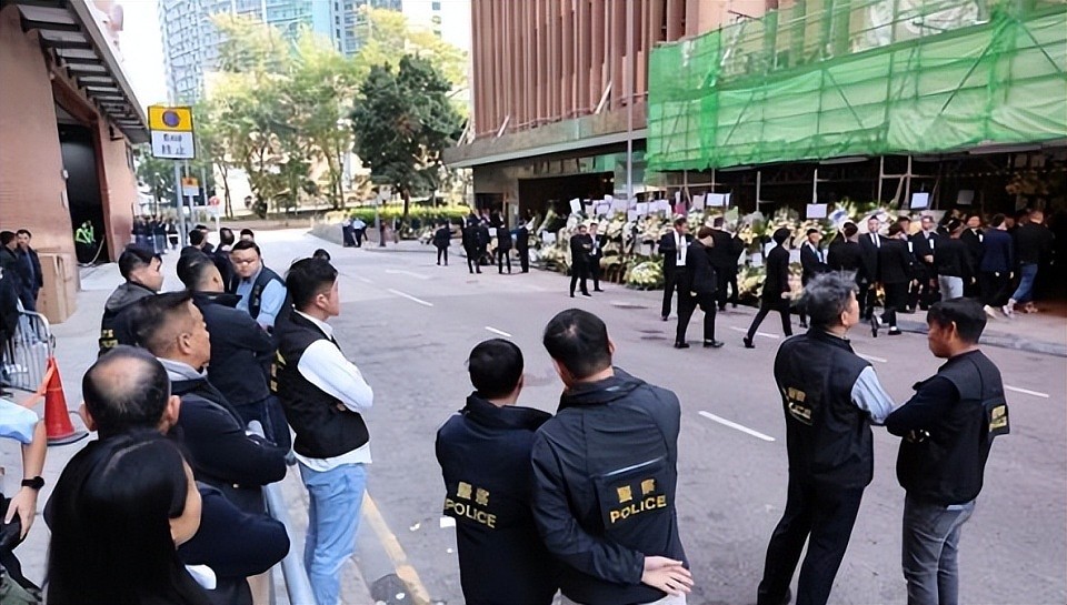 向华炎告别仪式：向太陈岚神情哀伤，4000兄弟出动，上百警察到场（组图） - 7
