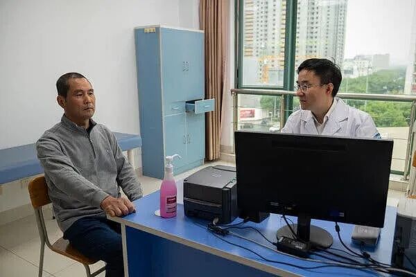 硅谷用AI写诗,中国用AI救命:纽约时报整版报道揭开中美AI背后的残酷真相(组图) - 3