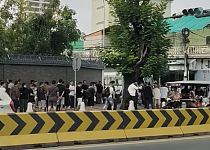 中国驻柬埔寨使馆外大排长龙，传大批中国公民逃离电诈园区后求助（视频/组图）