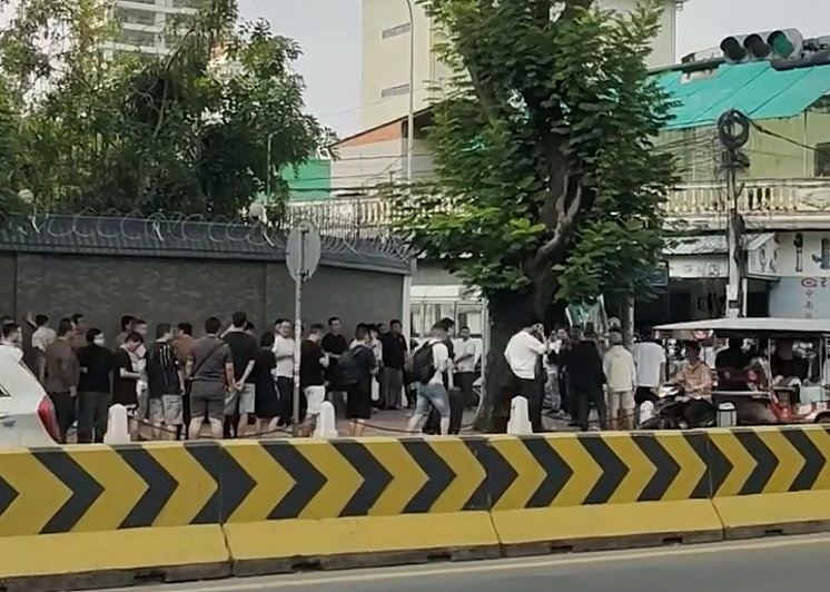 中国驻柬埔寨使馆外大排长龙,传大批中国公民逃离电诈园区后求助(视频/组图) - 3