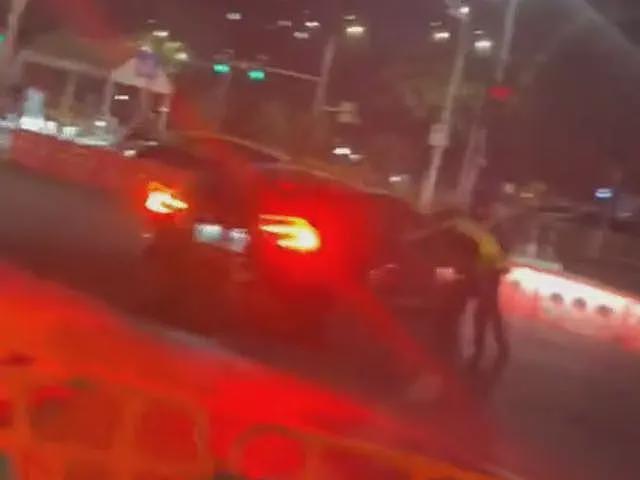 特斯拉遇检查倒车逃逸,交警击打车窗拦截未果(组图) - 2