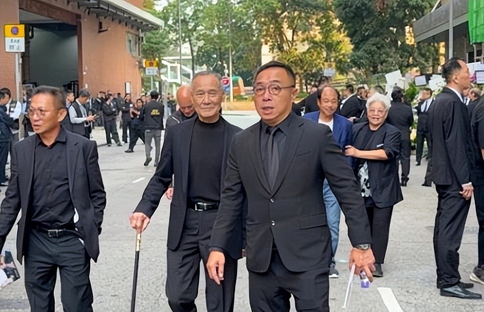 向华炎告别仪式：向太陈岚神情哀伤，4000兄弟出动，上百警察到场（组图） - 8