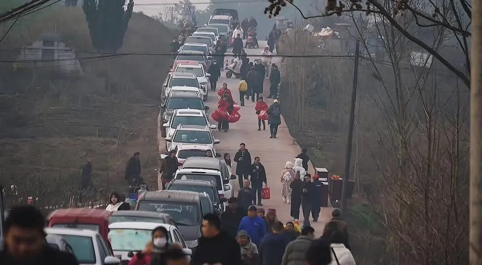 数千人到场，10万人围观，“杀年猪”凭啥让全网提前过年（组图） - 3