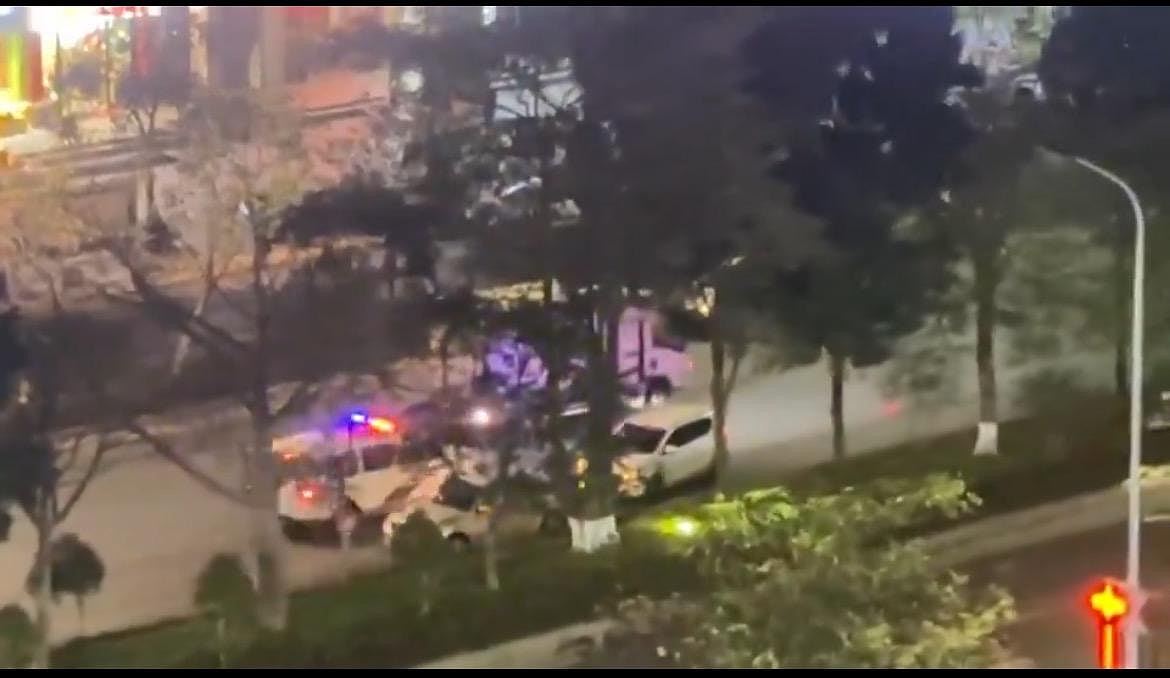 中山精神错乱男子驾货车逆线乱撞,铁骑士惨遭撞倒再被辗压(视频/组图) - 17