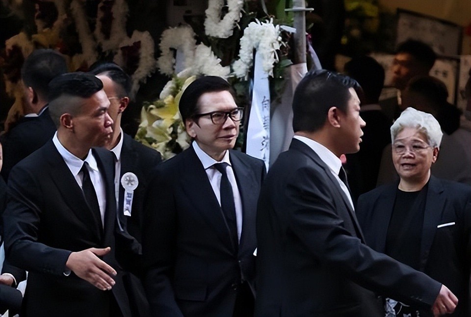 向华炎告别仪式：向太陈岚神情哀伤，4000兄弟出动，上百警察到场（组图） - 3