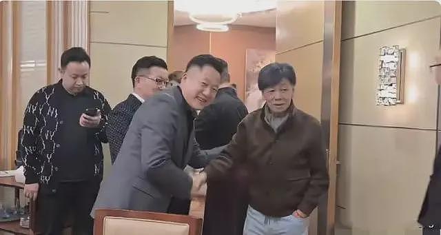梁小龙疑空翻摔到头!2孩子留学一年花百万,拼命工作仍买不起房(组图) - 4