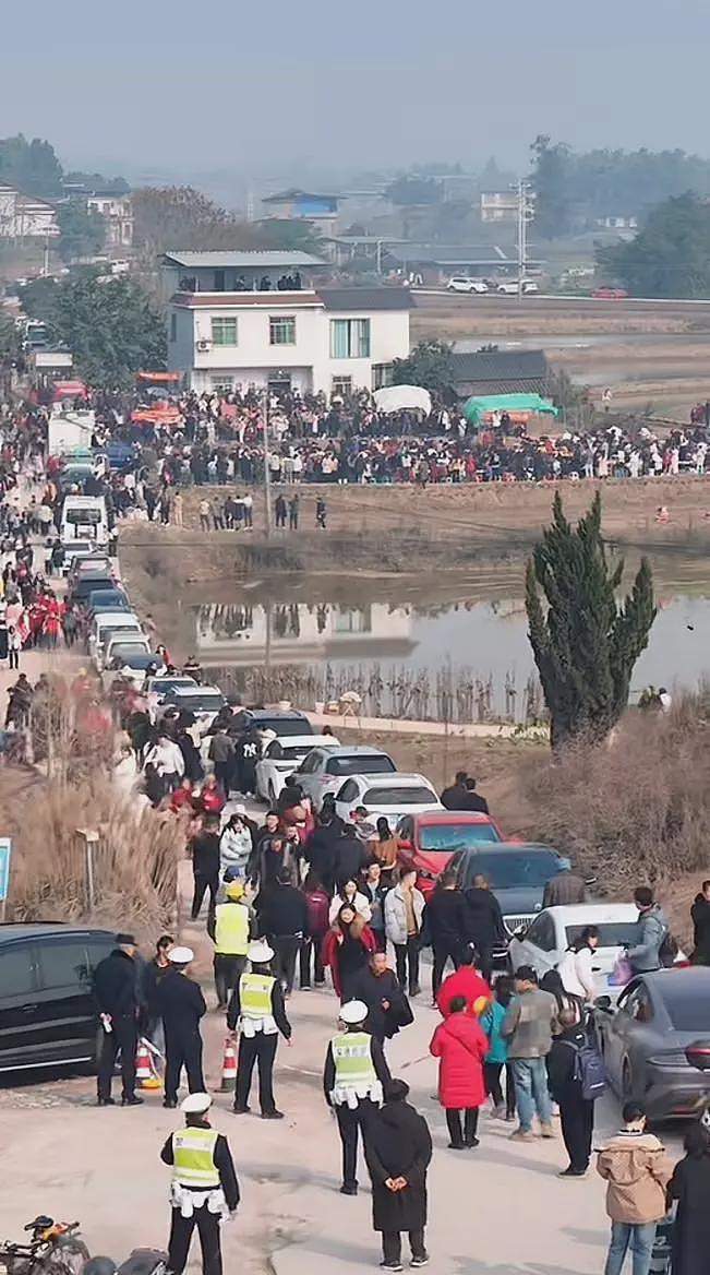 数千人到场，10万人围观，“杀年猪”凭啥让全网提前过年（组图） - 7