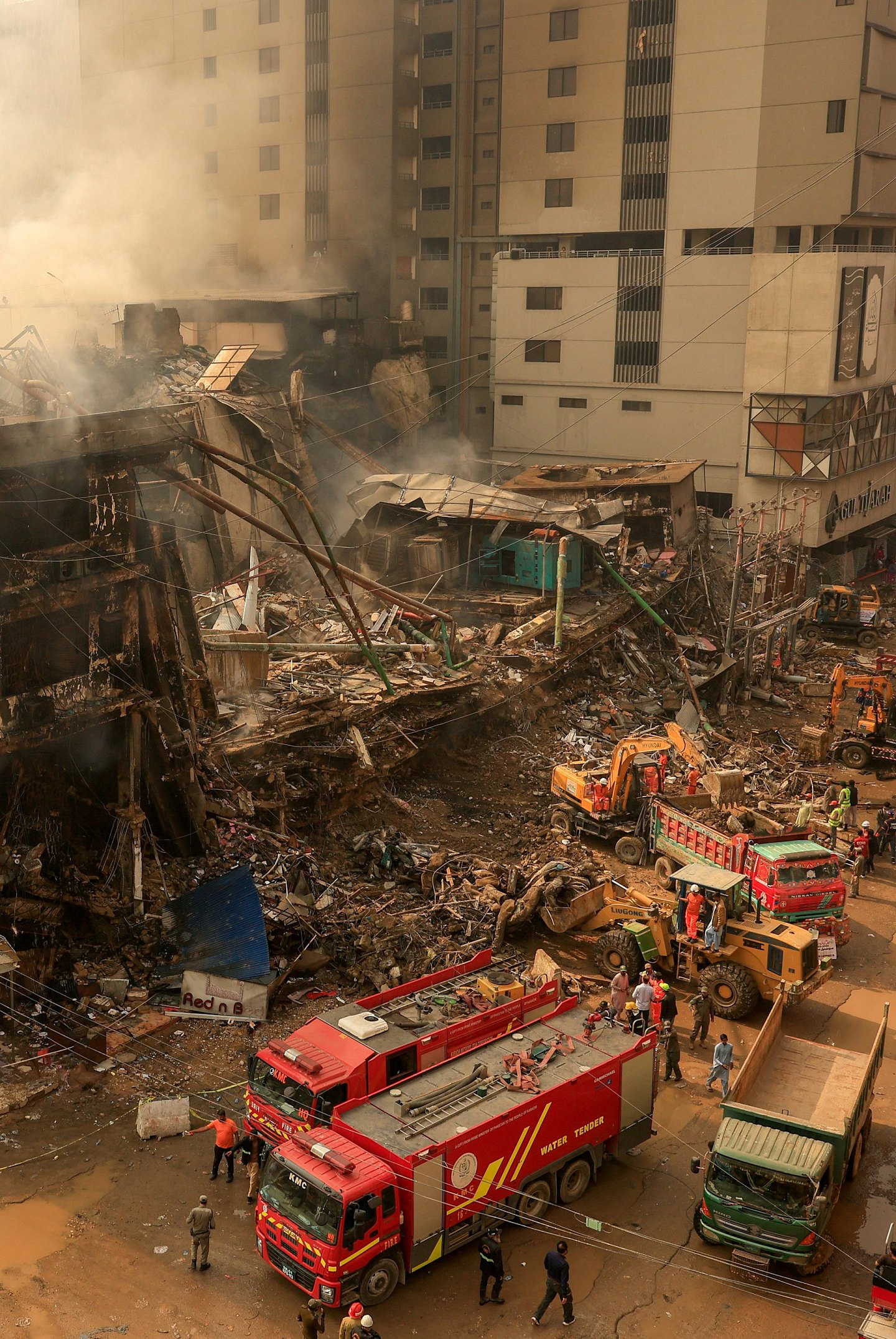 巴基斯坦卡拉奇商场大火,至少21死逾60人失踪(视频/组图) - 2