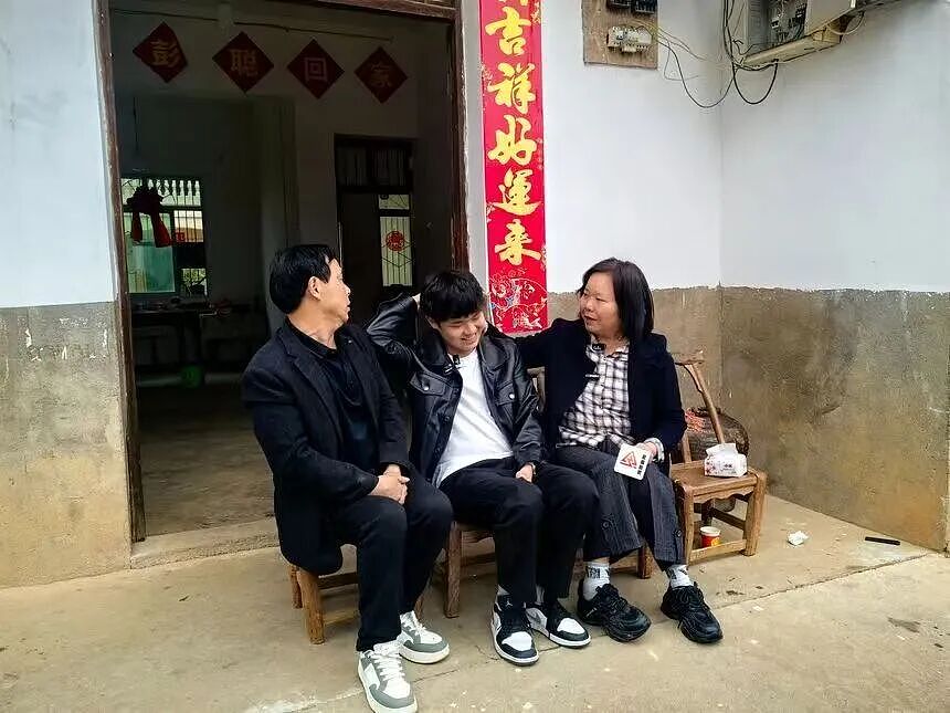 【情感】被拐21年后，小伙毅然卖掉婚房婚车改户口，回到亲生父母身边，是“无情”还是（组图） - 3