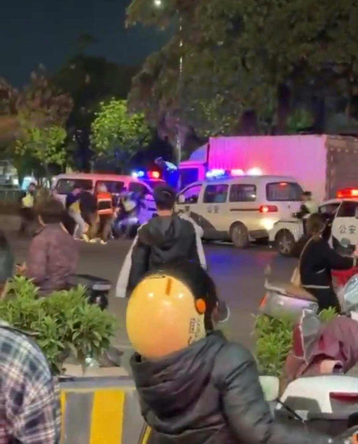 中山精神错乱男子驾货车逆线乱撞,铁骑士惨遭撞倒再被辗压(视频/组图) - 6