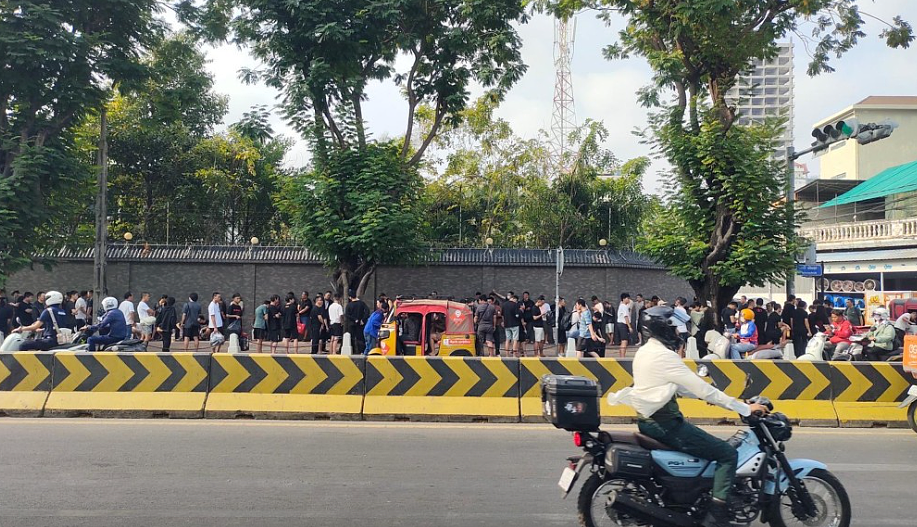 逃离电诈园区!中国公民排队求助,驻柬埔寨大使馆现人龙(组图) - 1
