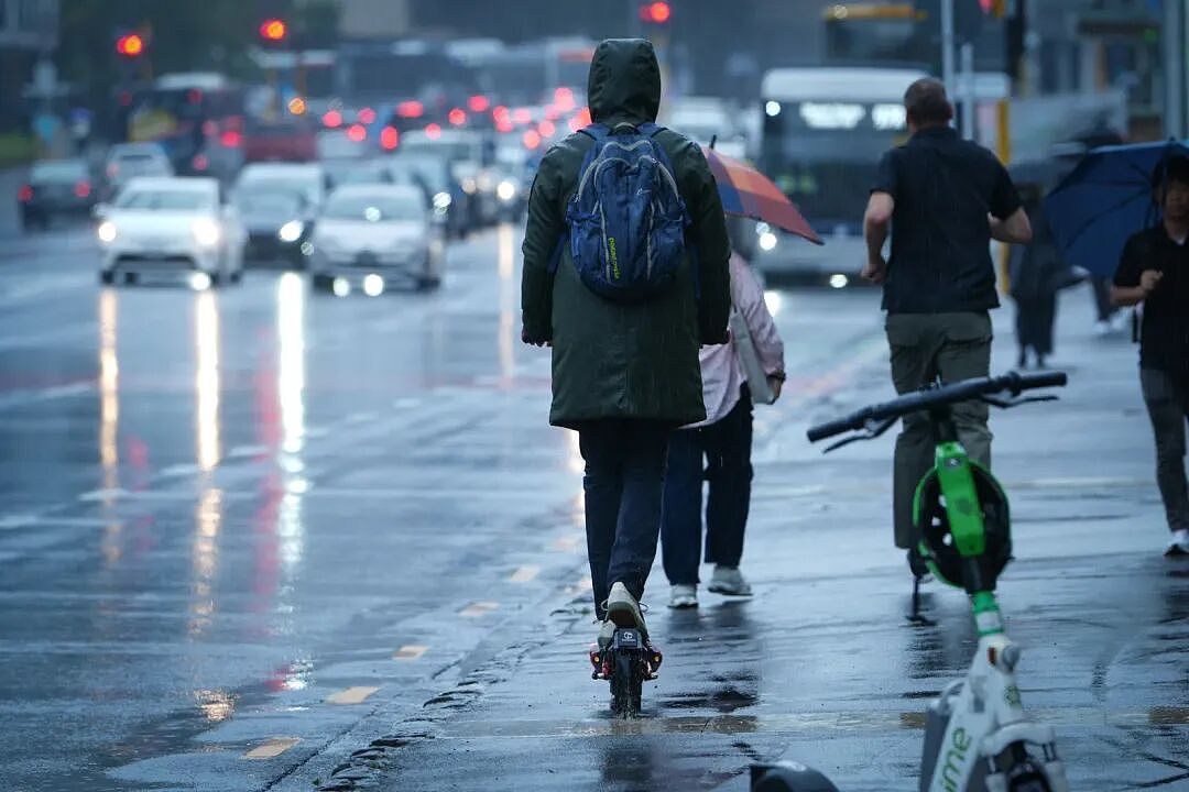 新西兰四地红色警报,奥克兰一男子在洪水中失踪;高位买房低位毁约,买家被判赔偿卖家超110万;进店偷玩具还动刀,3少年被捕(组图) - 11