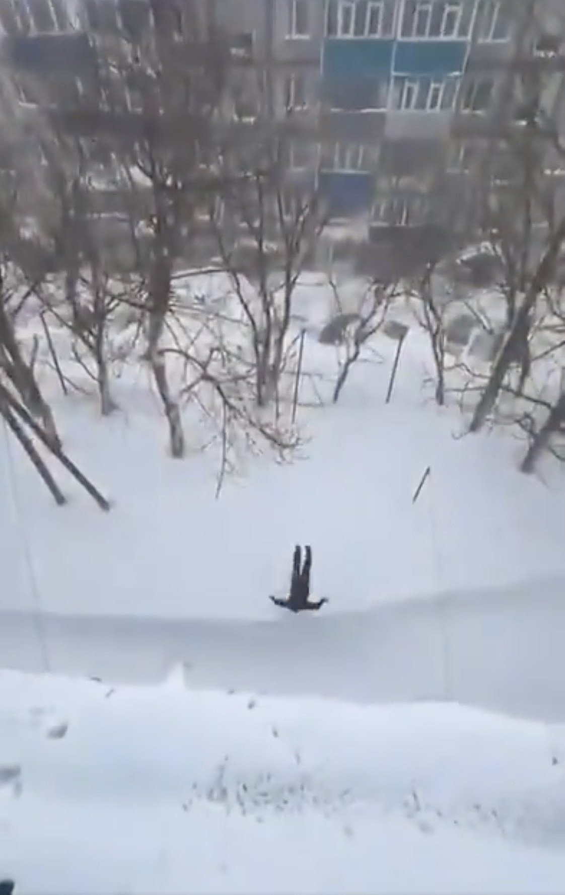 俄罗斯堪察加半岛罕见暴雪,民众疑跳楼出街却安然无恙(视频/组图) - 7