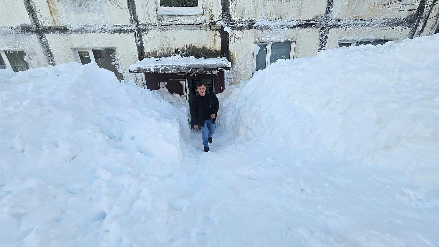 俄罗斯堪察加半岛罕见暴雪,民众疑跳楼出街却安然无恙(视频/组图) - 2
