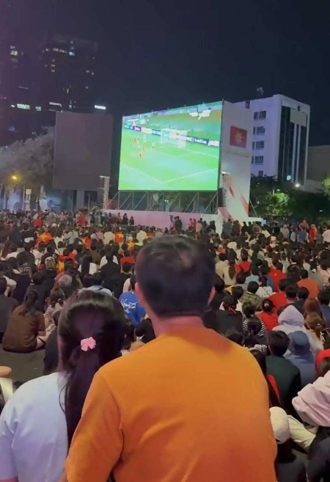 中国男子混在越南数万名球迷中“观战”：赛前挺紧张的（组图） - 2