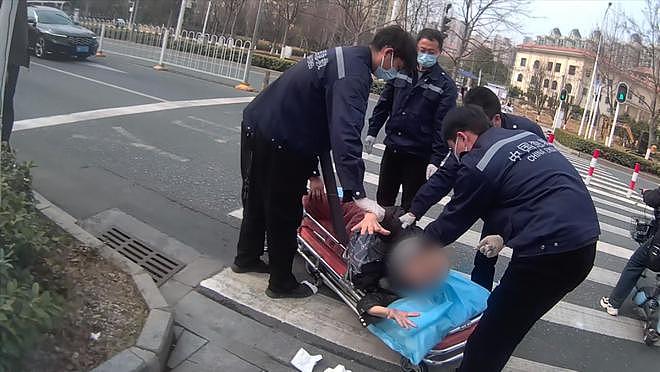 男子回应怒吼癌症妈妈碰瓷:母亲第二次想讹人,“只是尽我的责任,没什么值得称赞”(组图) - 5