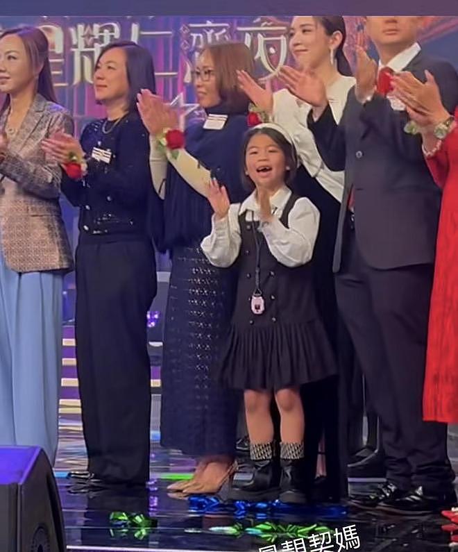 何超盈带7岁女儿出席TVB慈善夜，坐第一排捐了百万，与汪明荃同框（组图） - 5