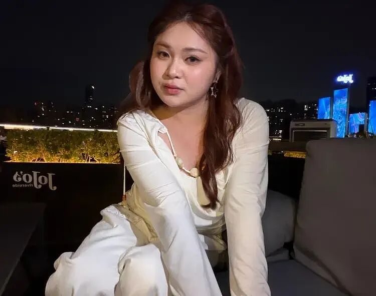 全网热议！草根网红“卖惨”翻车！一条20秒广告报价18万，却在豪宅哭孤独？网友怒怼，被骂到关评（组图） - 2
